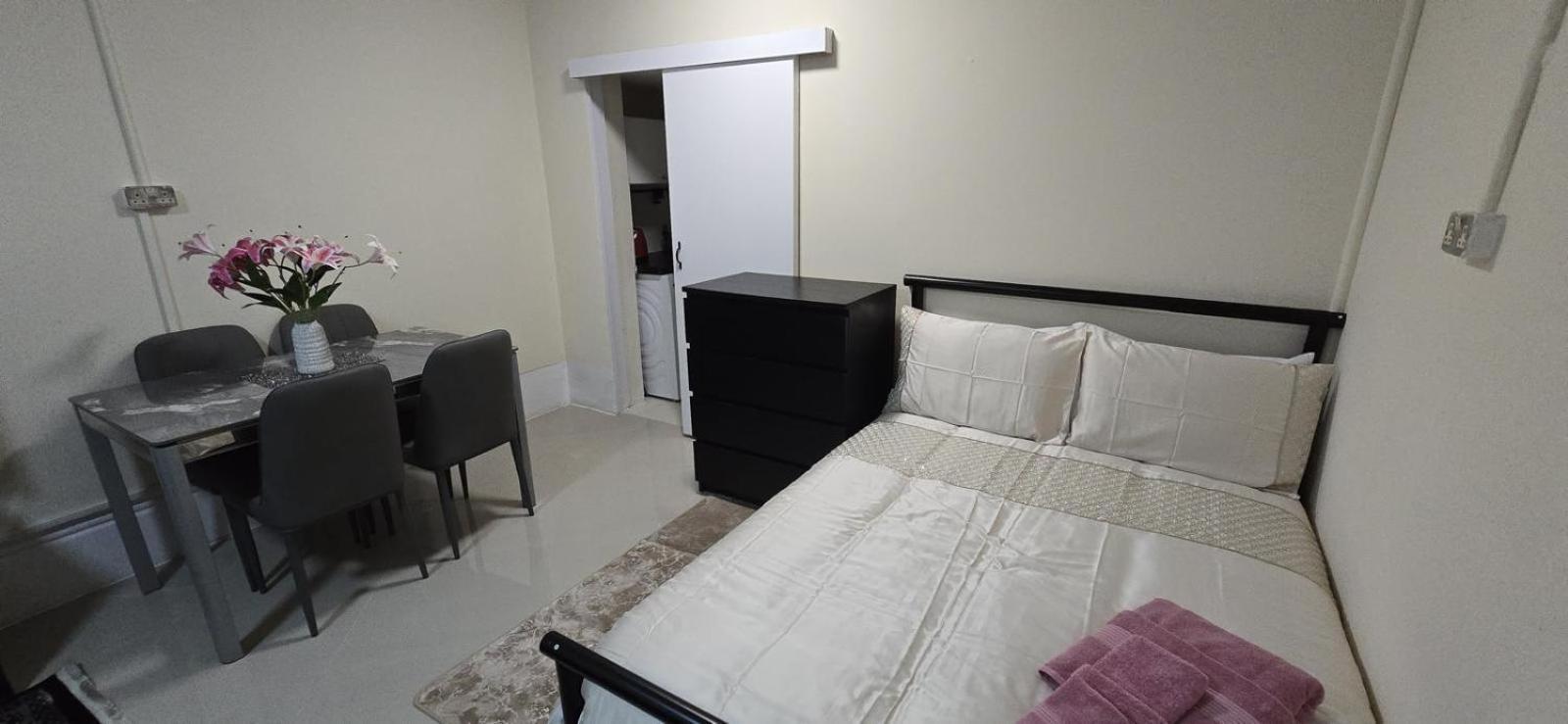 Shanti House Enfield Extérieur photo